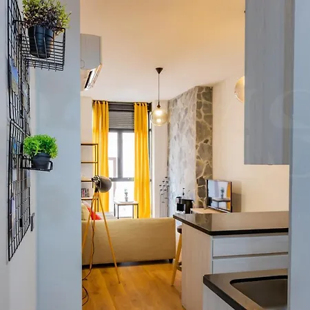 Cozy Flat With Common Pool & Parking - Center By Rems