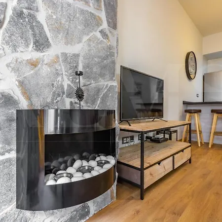 Cozy Flat With Common Pool & Parking - Center By Rems